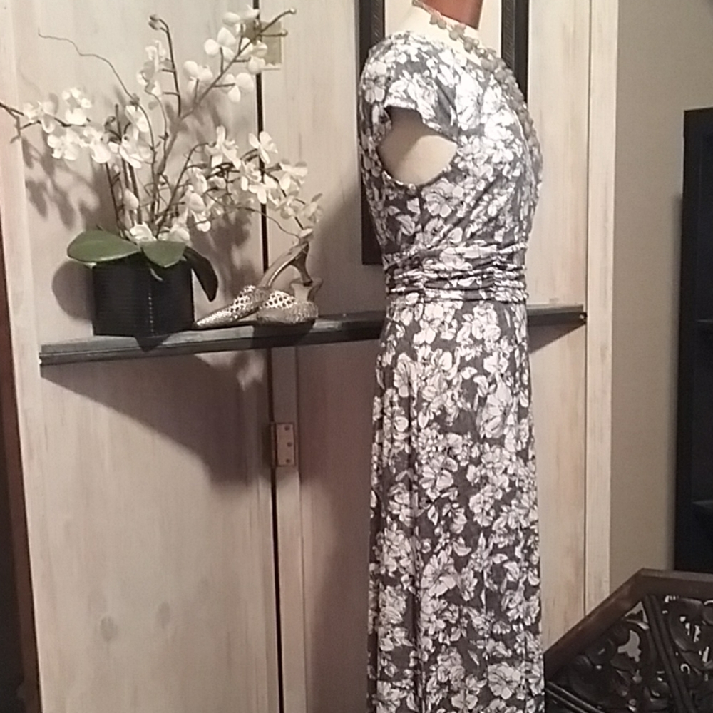 Connected | Dress - Picture 4 of 16